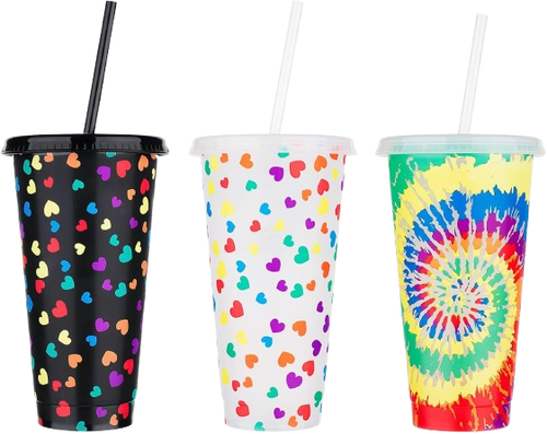 Vasos de colores con pajitas reutilizables